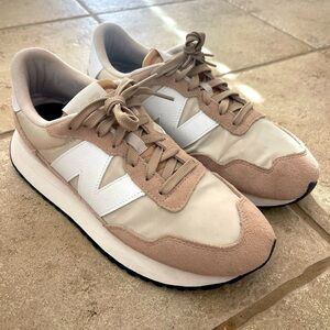 New Balance 237 Women’s 70’s Retro Athletic Running Shoes Sneaker Light Tan
